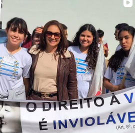 Márcia Carnier em ação comunitária ao lado de jovens