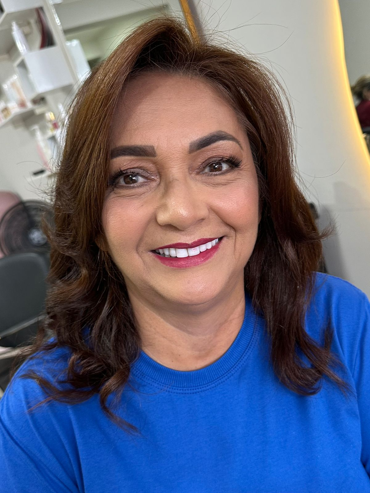 Márcia Carnier sorrindo, vestida de azul