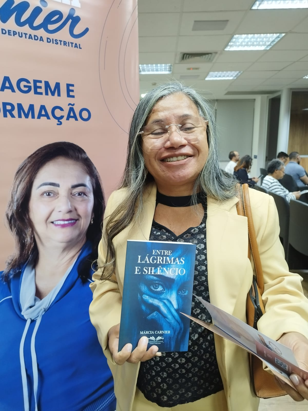 Participante em evento com material da trajetória de Márcia Carnier