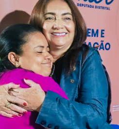Márcia Carnier abraçando uma apoiadora em um momento emocionante