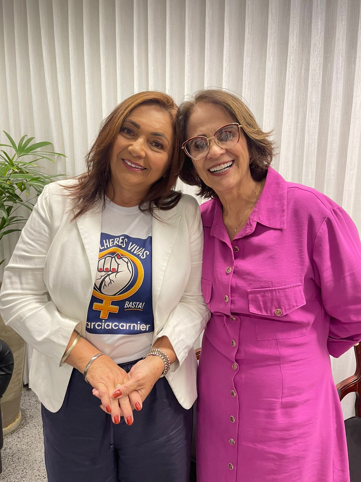 Márcia Carnier ao lado de uma apoiadora em evento